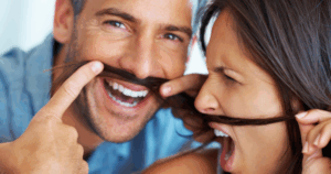 Negging: Όταν το Φλερτ Περνάει τα Όρια και το Παίζει Ψυχολόγος negging