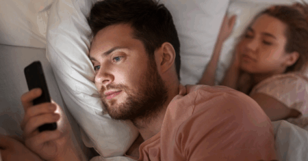 Συναισθηματική απιστία: Γιατί συμβαίνει και τι σημαίνει πραγματικά συναισθηματική απιστία